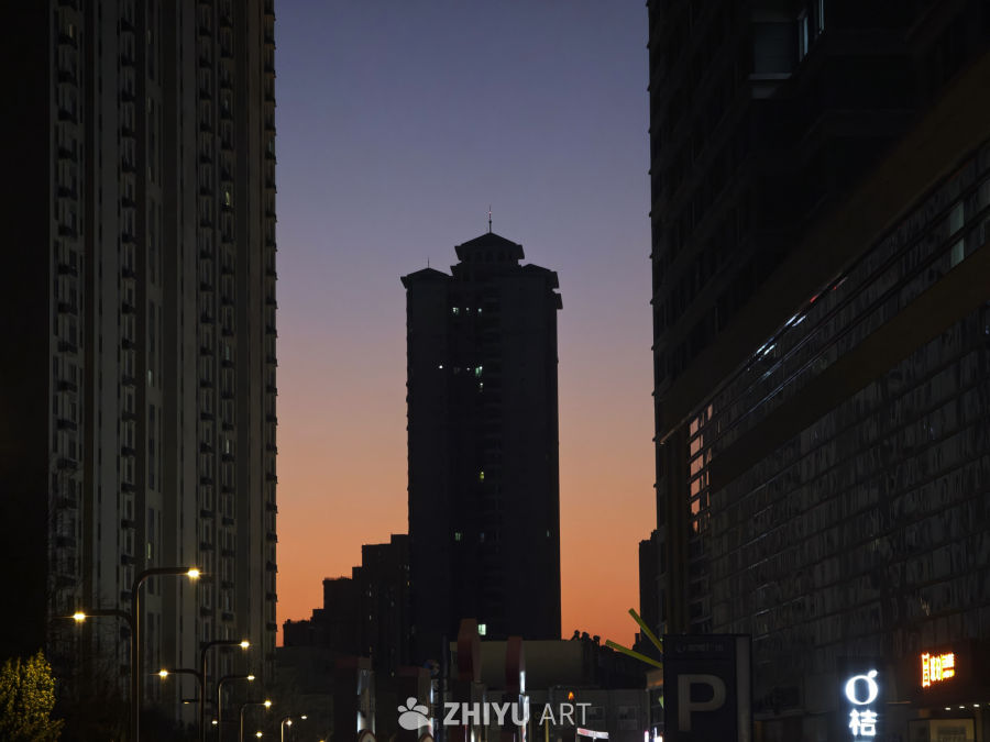 黄昏中的城市剪影