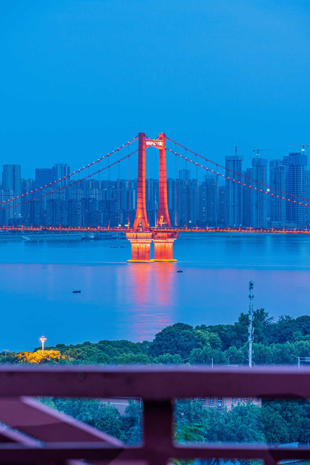武汉古城框里的鹦鹉洲大桥亮灯夜景