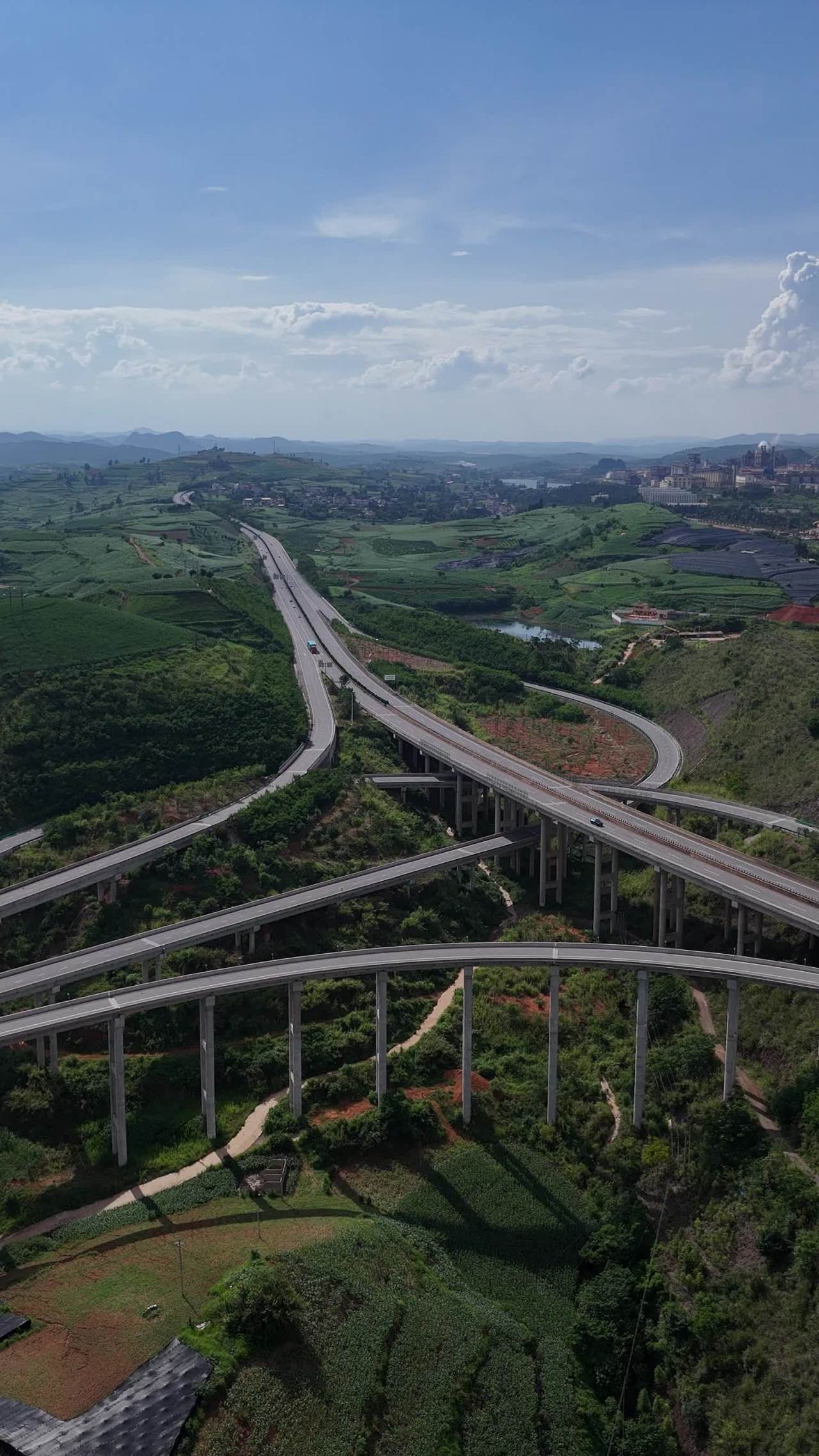 蜿蜒的高速公路与自然景观