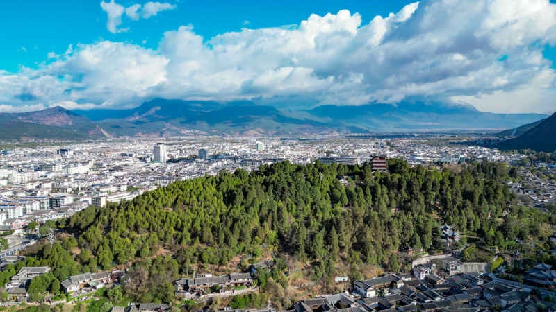 航拍云南丽江古城狮子山景区 