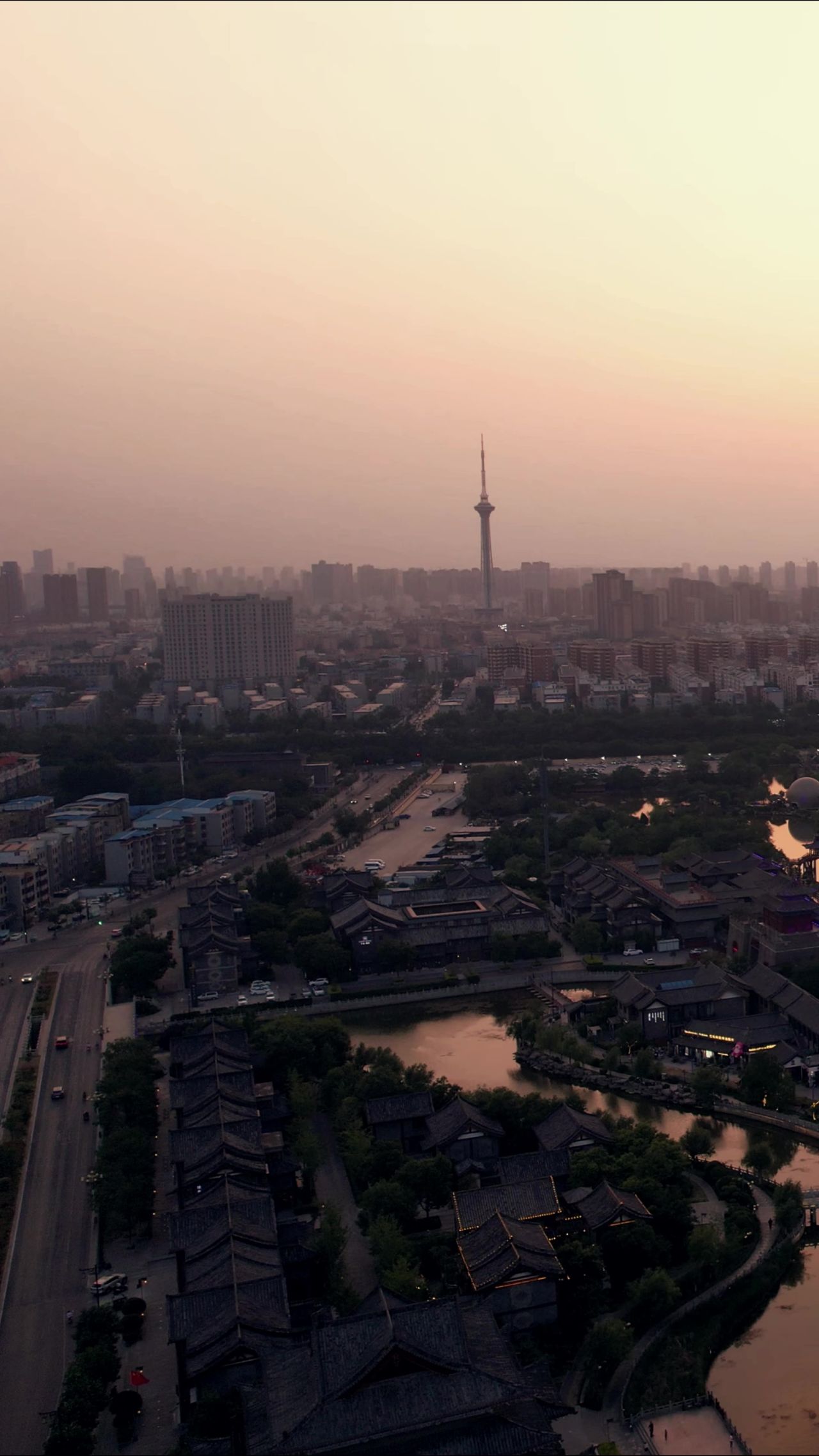 河南开封晚霞夕阳竖屏航拍  