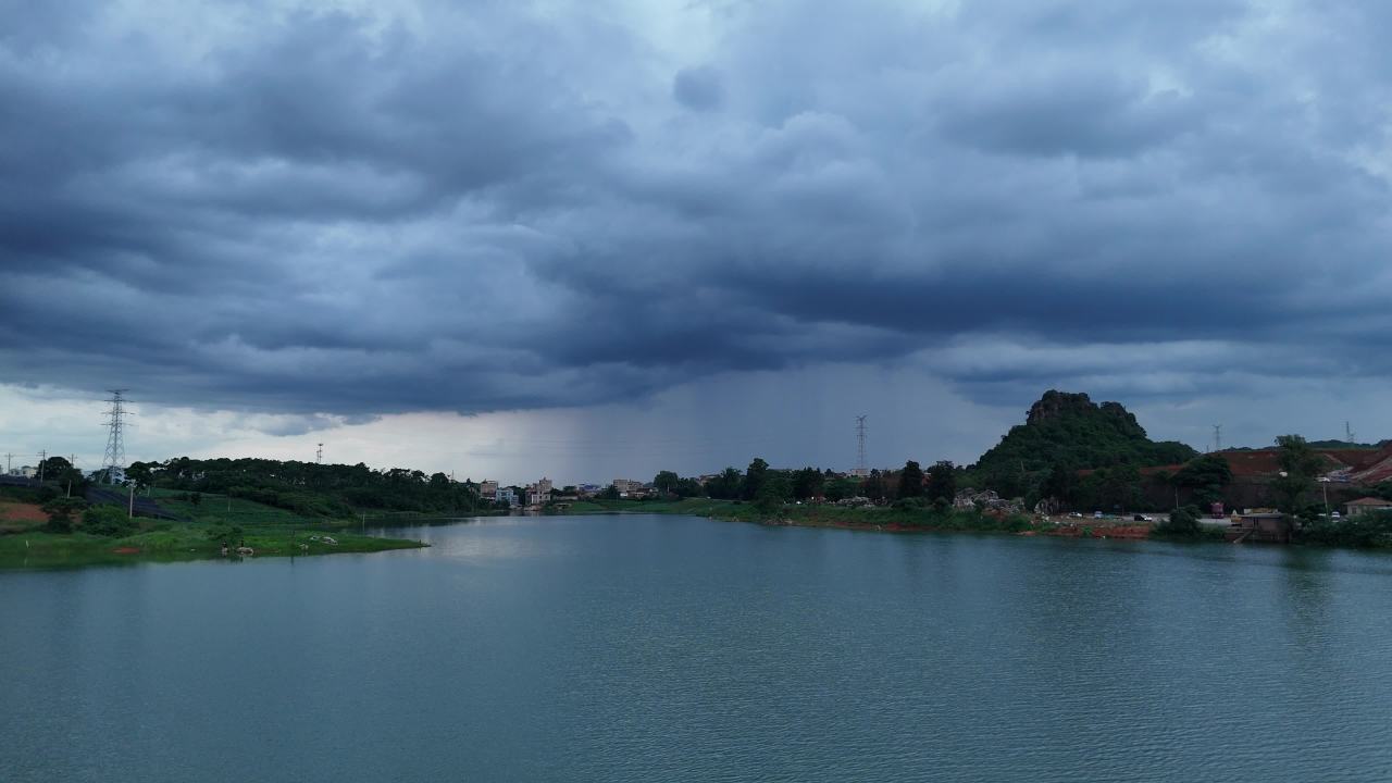 湖畔雨前景象