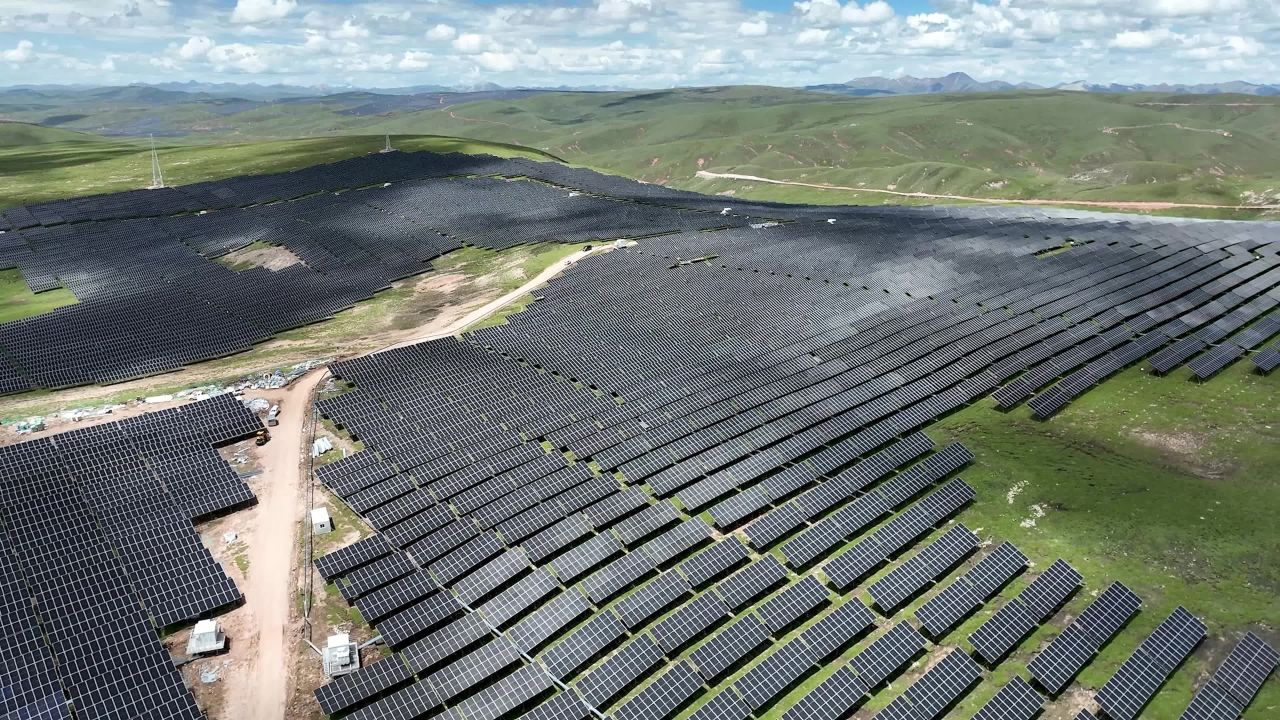 高原太阳能光伏电站航拍