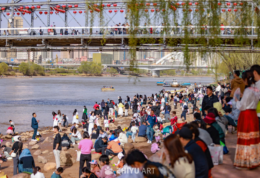 甘肃兰州：黄河之滨绿意盎然春景如画 2
