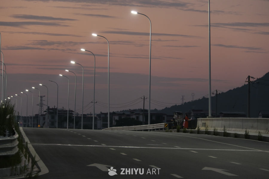 黄昏下的公路与行人