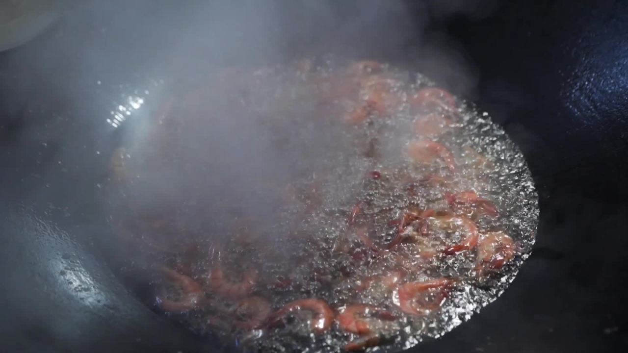 虾在油锅中沸腾