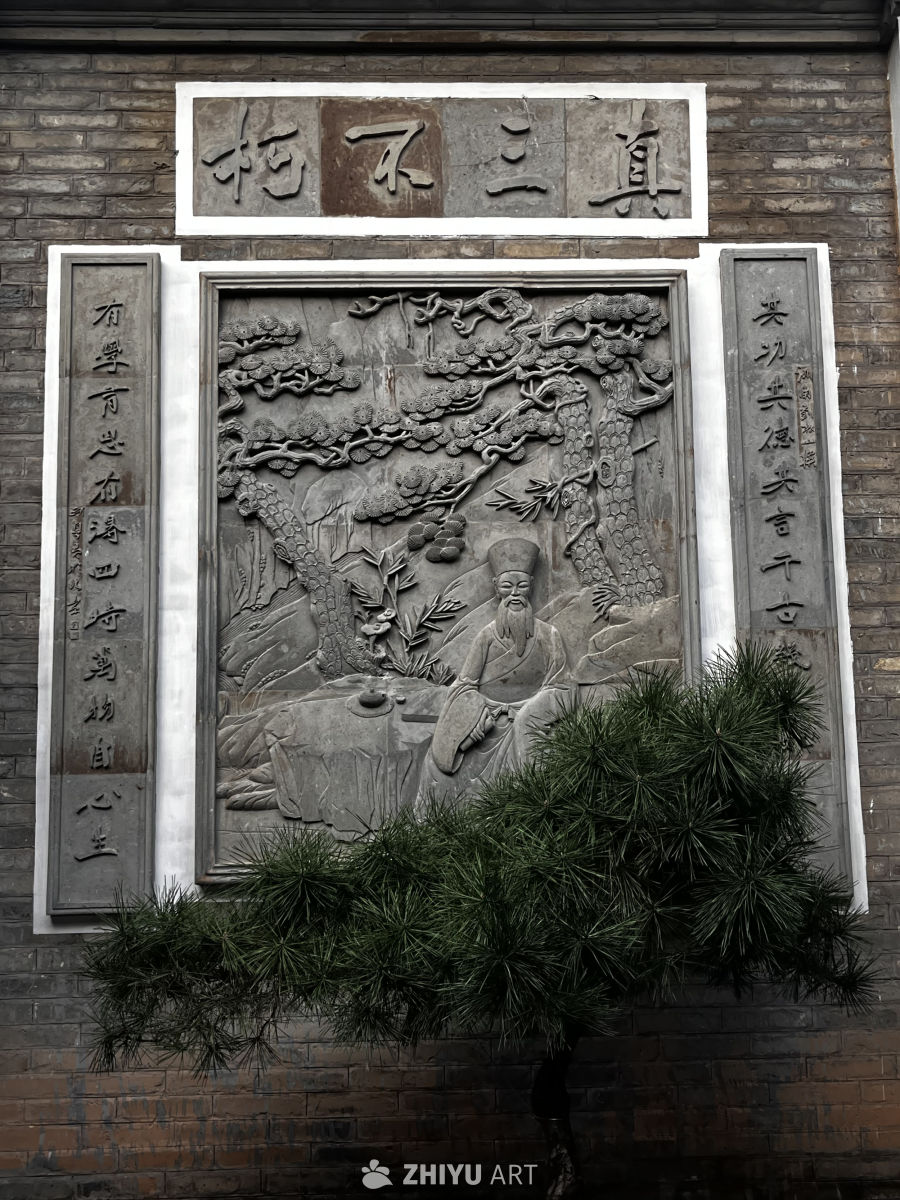 石刻人物与松树的和谐之美