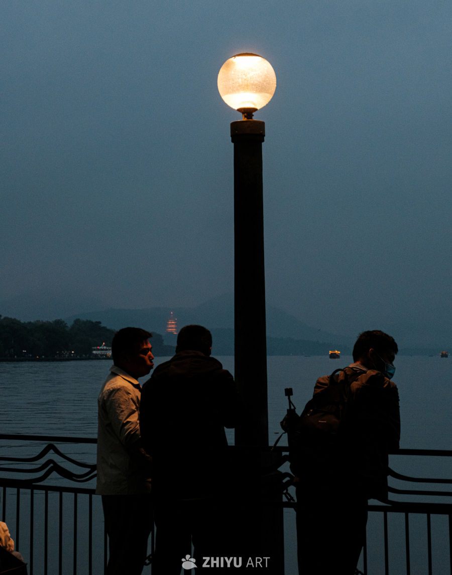 黄昏湖畔的沉思