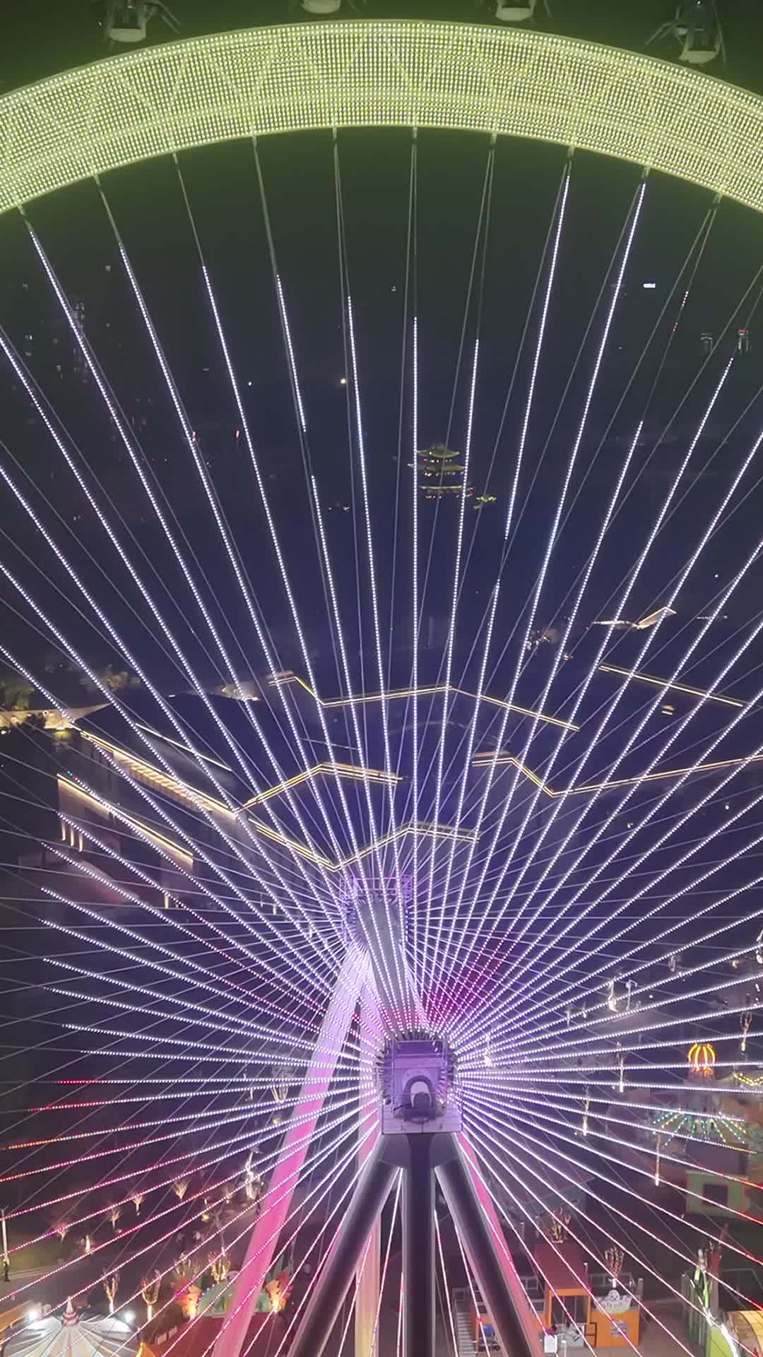 夜晚摩天轮的绚丽旋转