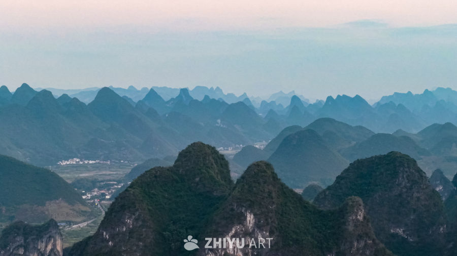 晨曦中的喀斯特山峦