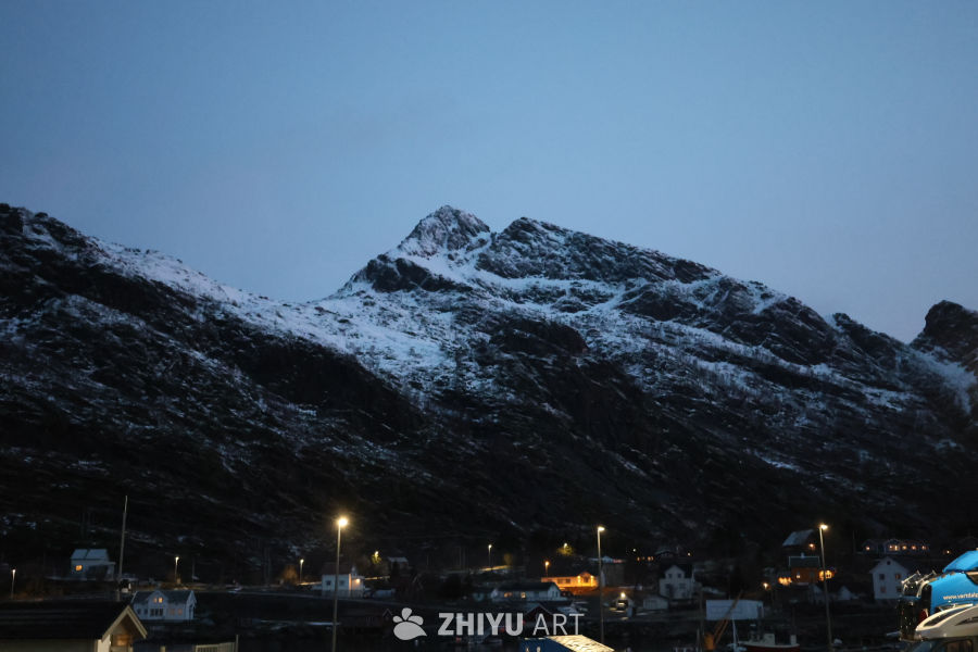雪覆山巅的宁静村庄
