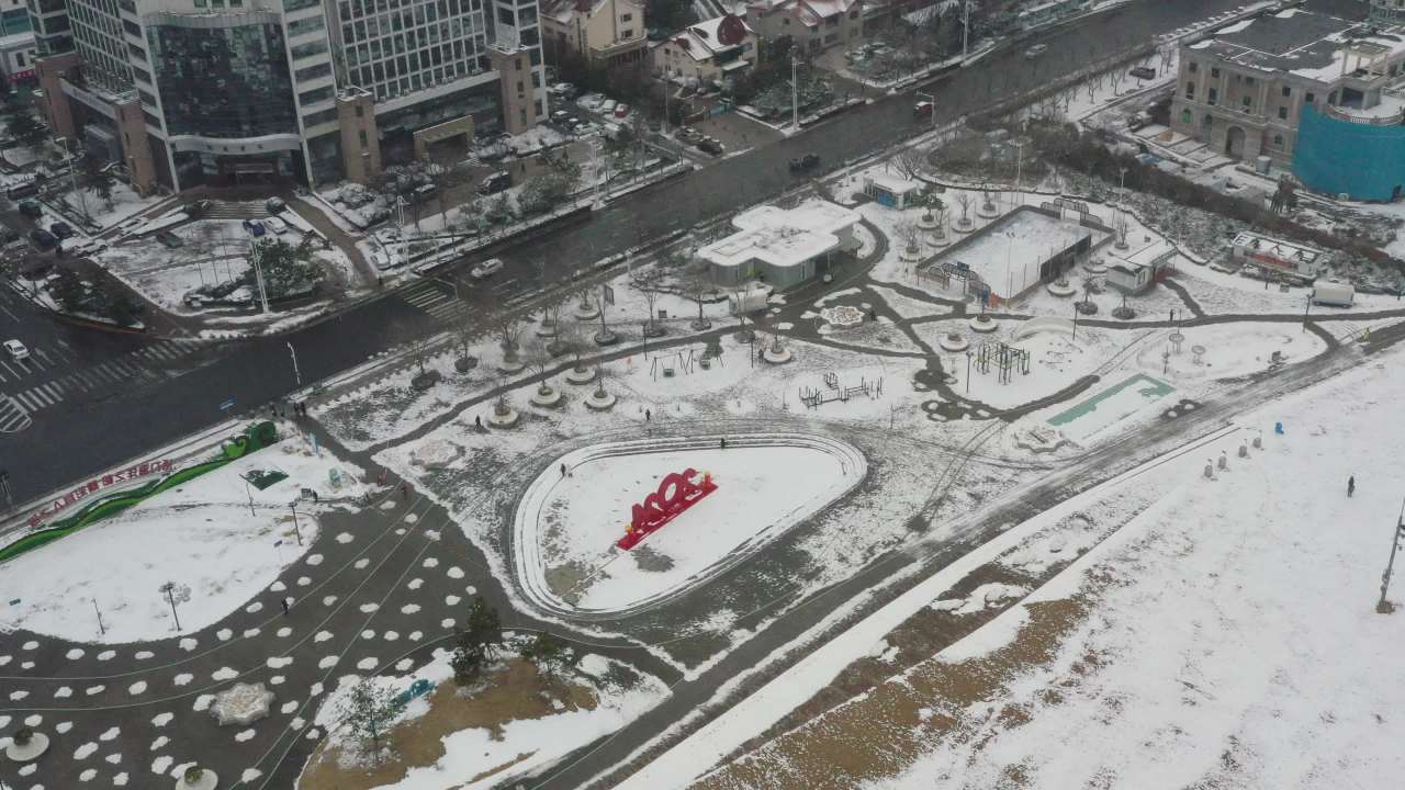 青岛石老人浴场海边雪景航拍 14