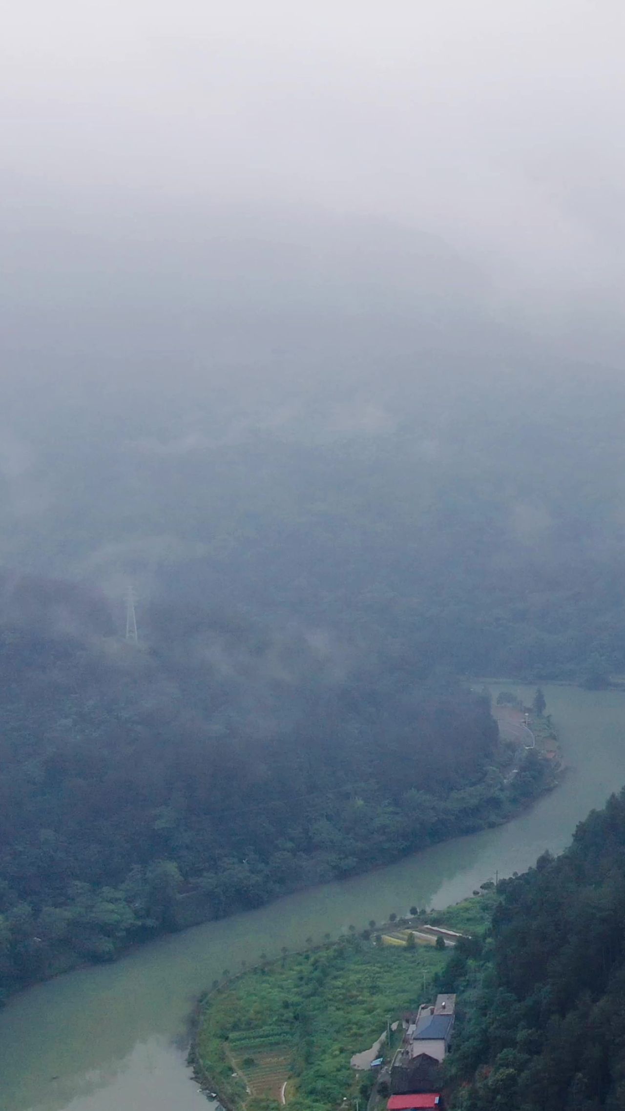 航拍夏季暴雨来临竖屏