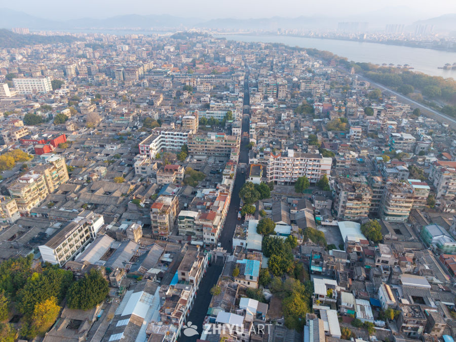 城市俯瞰：河流与建筑的交织