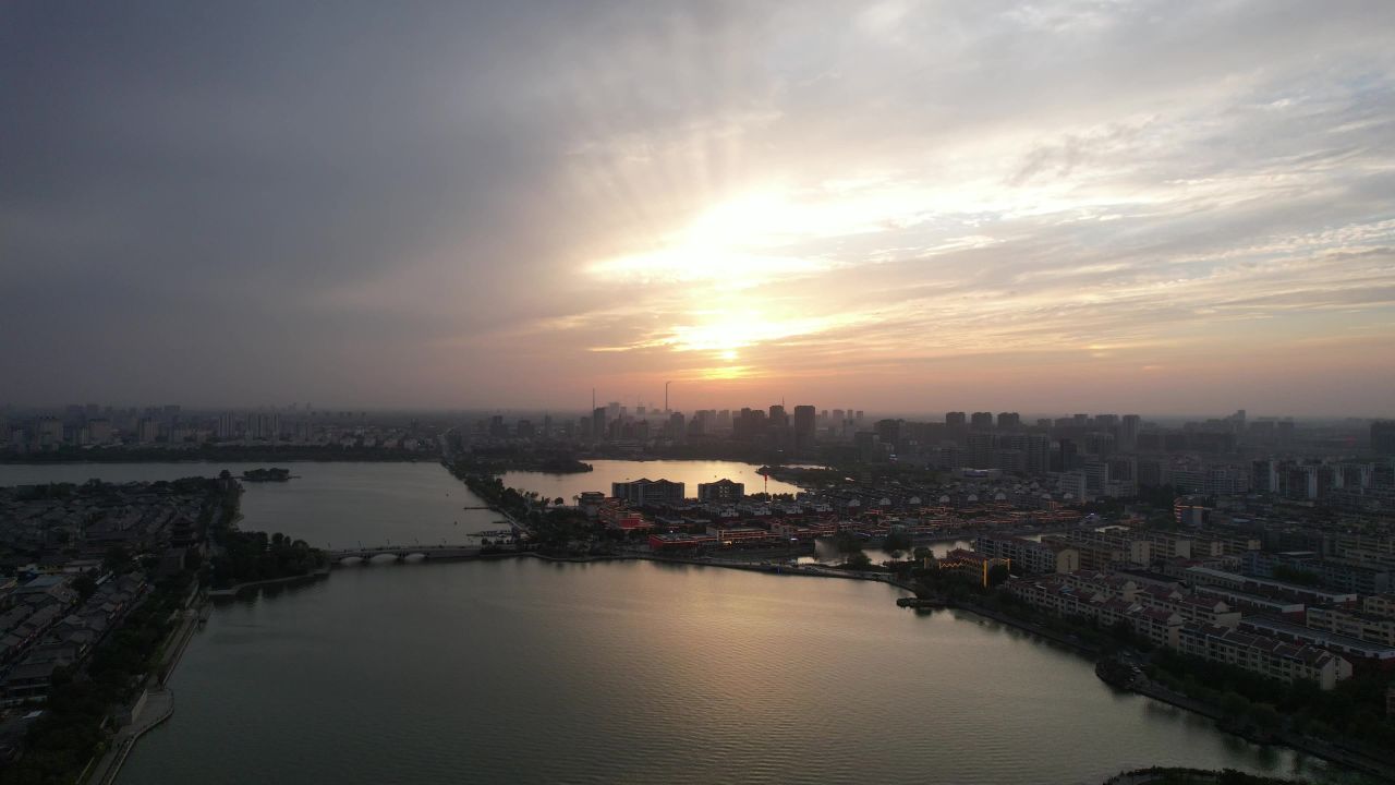 城市夕阳晚霞火烧云夜景降临山东聊城 