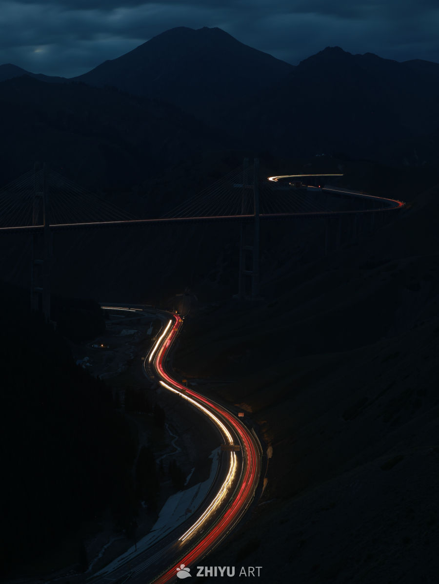 夜幕下的山间公路