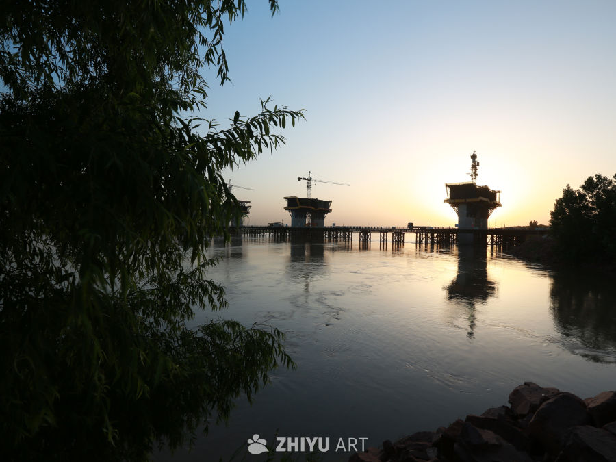 夕阳下的桥梁