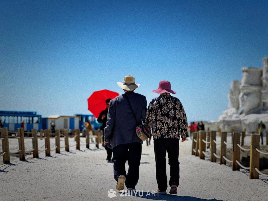 夕阳下的海滩漫步