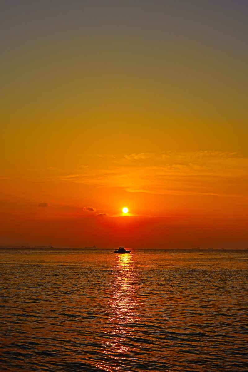 船穿越海上黄昏