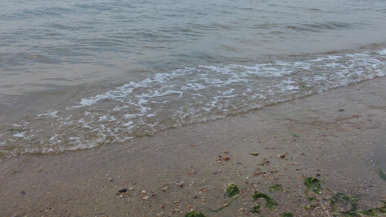 大海海浪沙滩蓝天白云实拍 