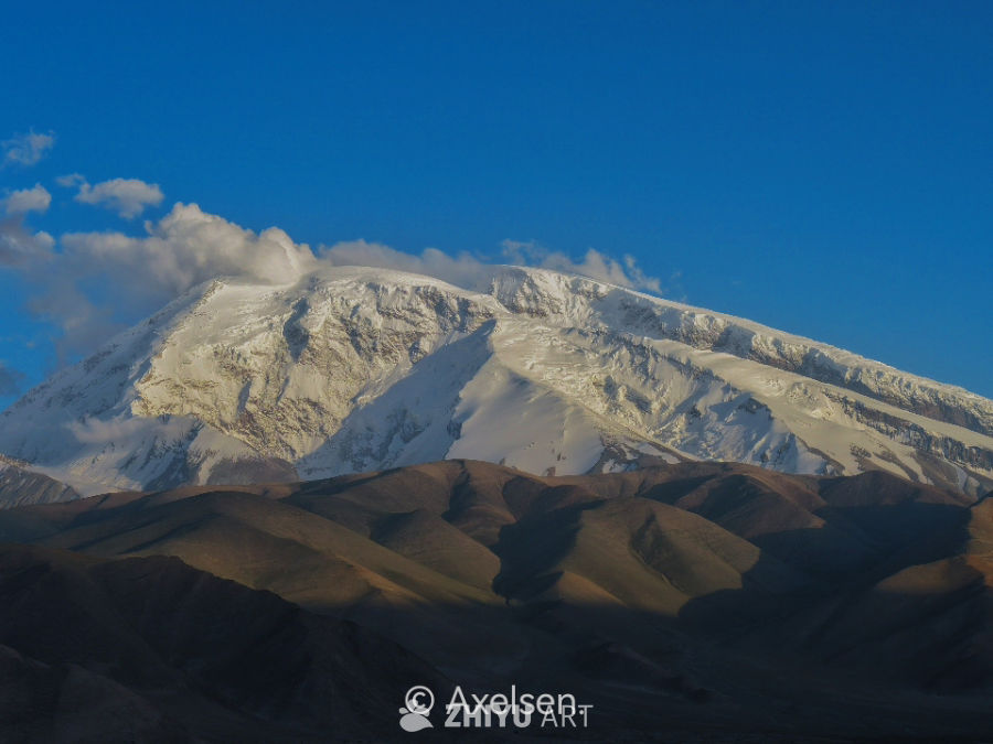 雪山之巅的壮丽景色