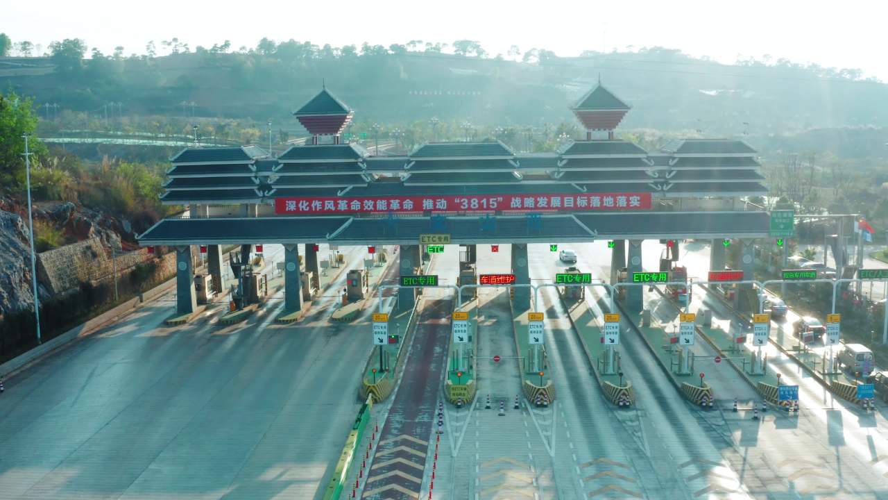 清晨阳光下的高速公路