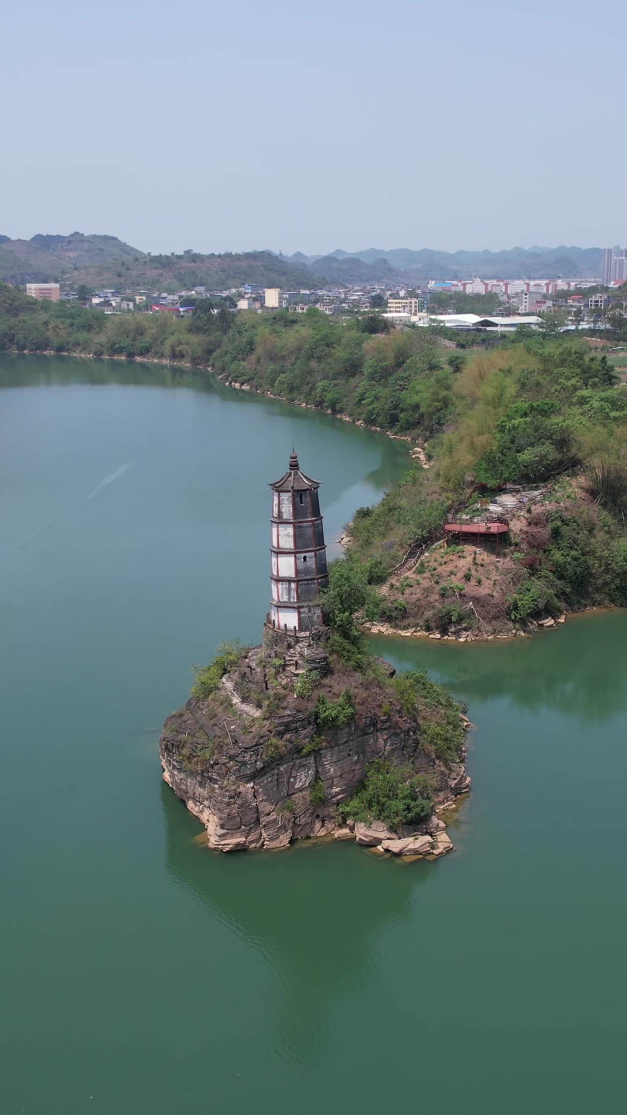 孤岛上的古塔