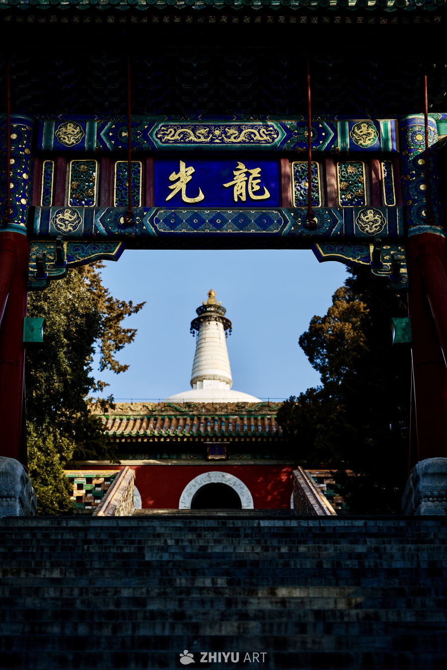 龙光牌坊与白塔风光