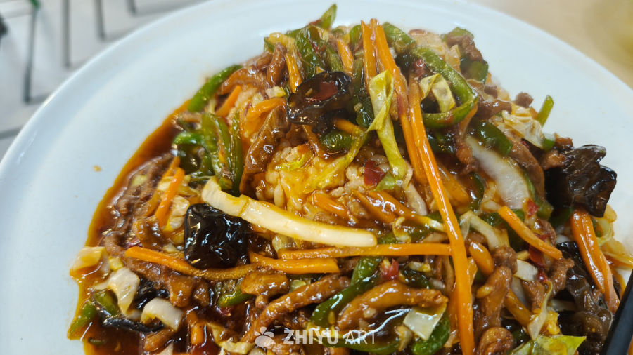 家常鱼香肉丝盖饭特写