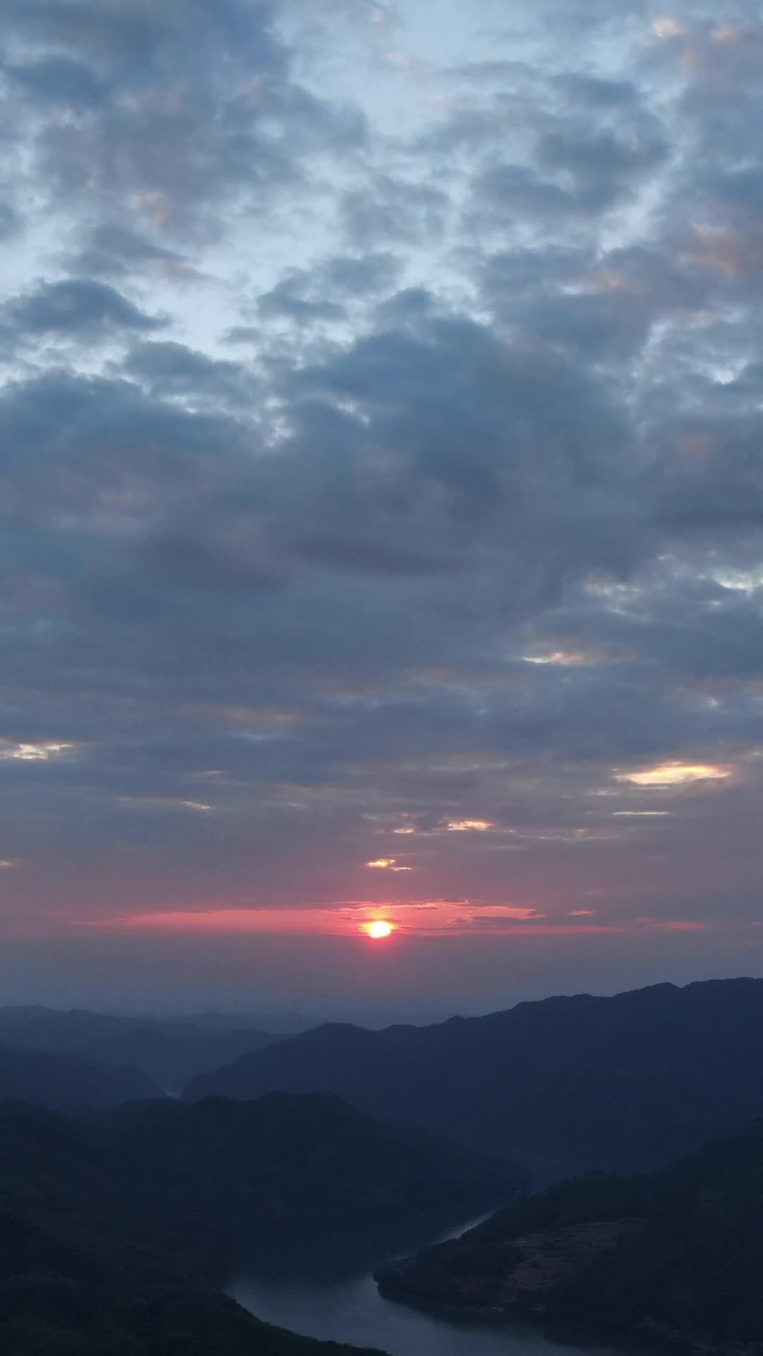 山河日落静谧景