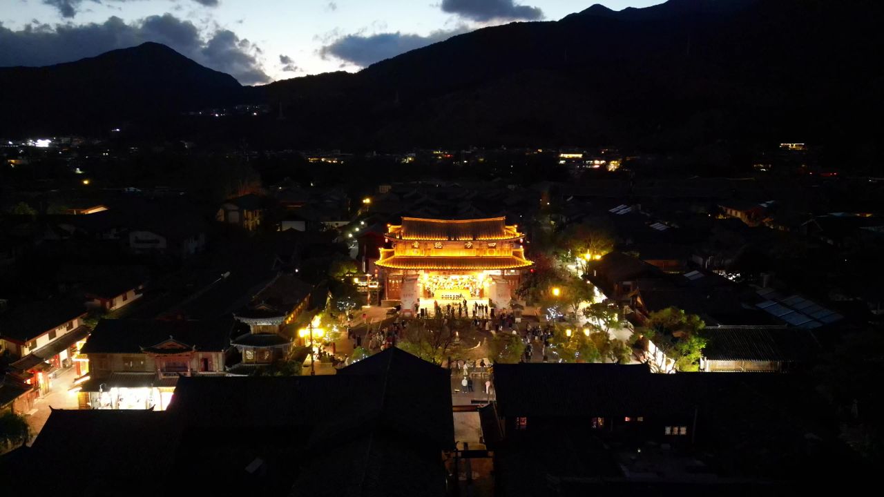 航拍云南立交束河古镇四方听音广场篝火晚会  