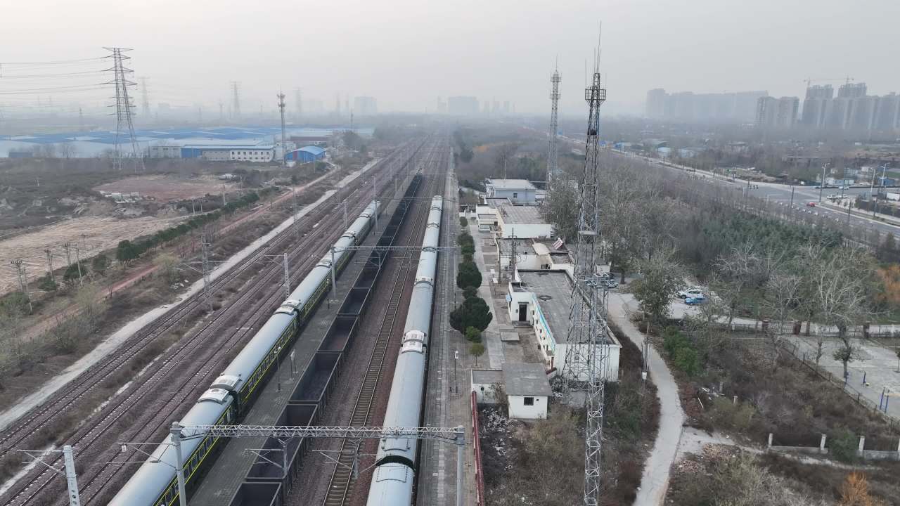 工业区的火车与雾景