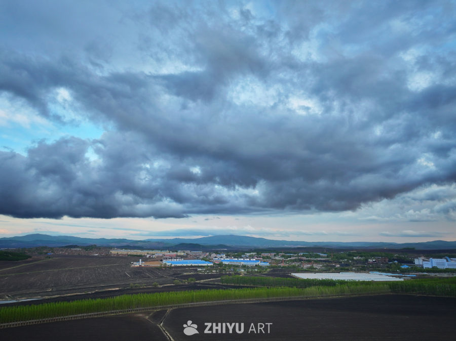 云与大地的静谧对谈