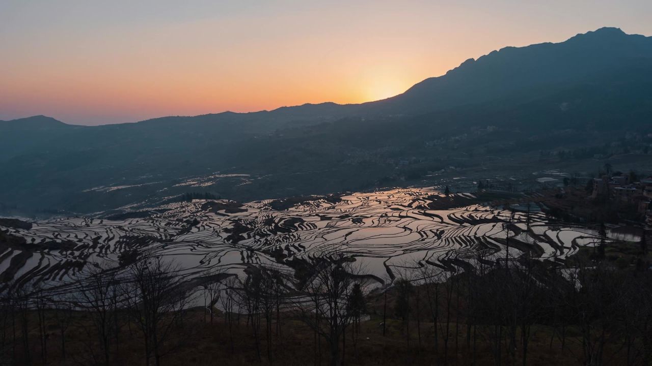 云南元阳多依树梯田日出延时