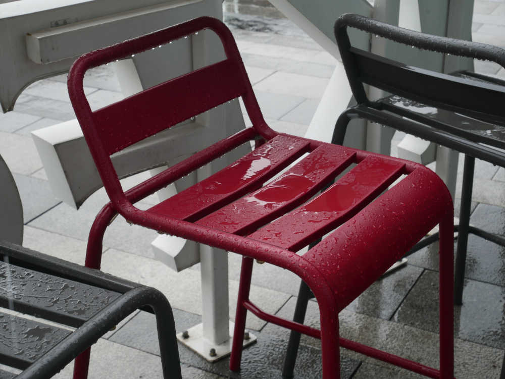 雨中的红色吧椅