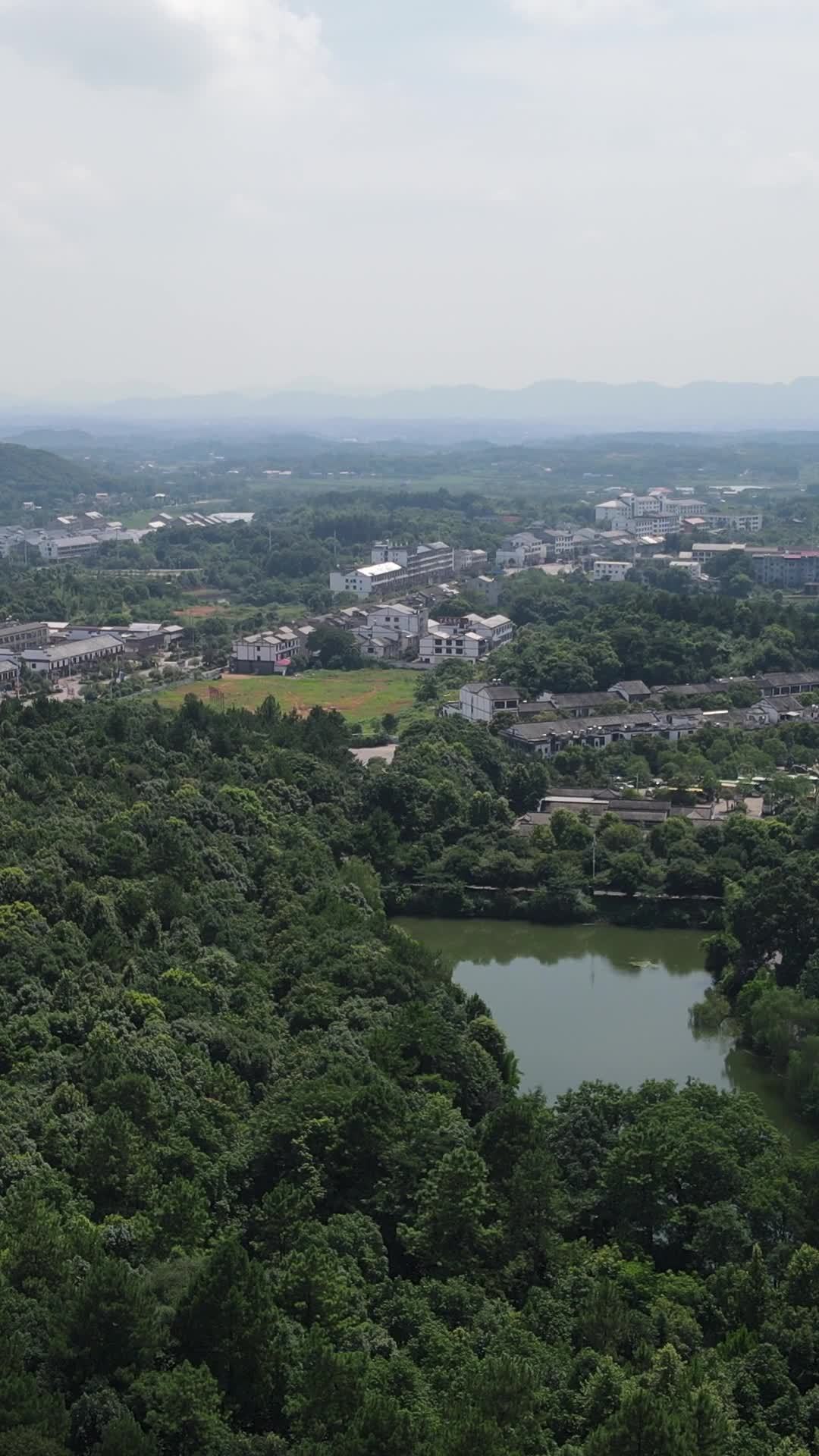 乡村湖畔的宁静时光