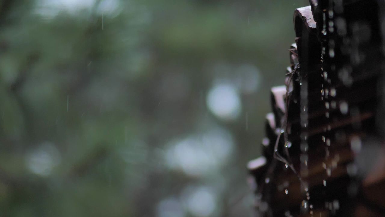 雨天屋檐古风场景