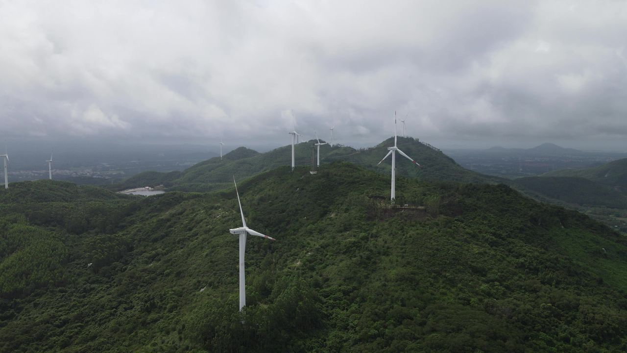 山上的发电风车航拍 5