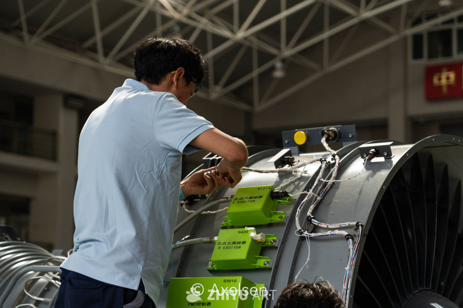 技术人员维修飞机引擎