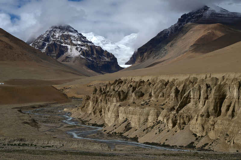 西藏日喀则岗巴县雪山下的高山峡谷石林河流