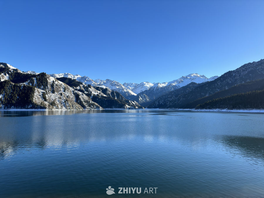 雪山湖泊冬日美景