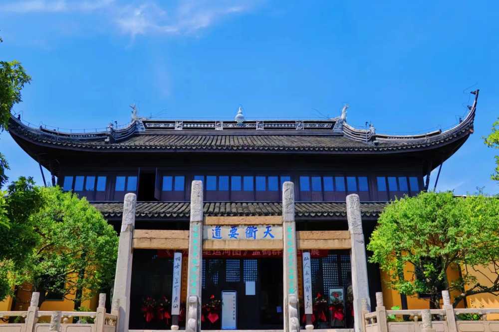 晴空之下，古韵红梅阁