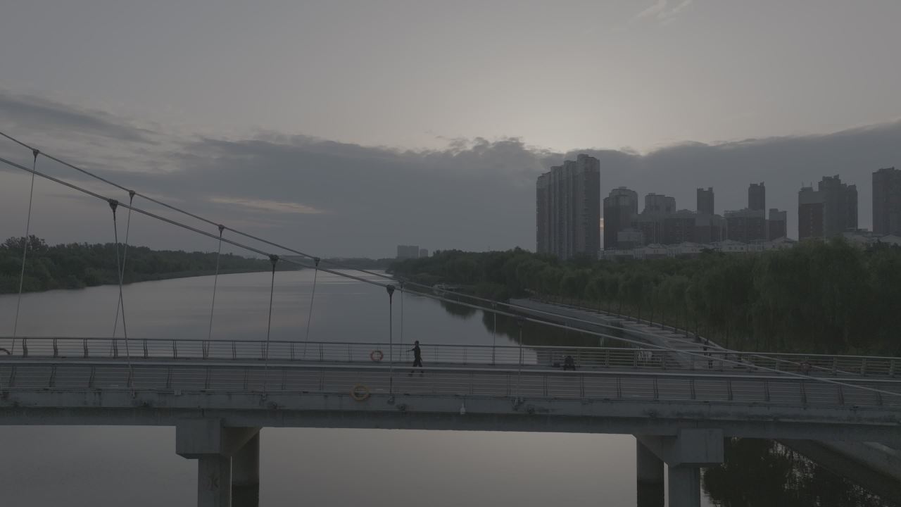 晨曦下的城市河岸