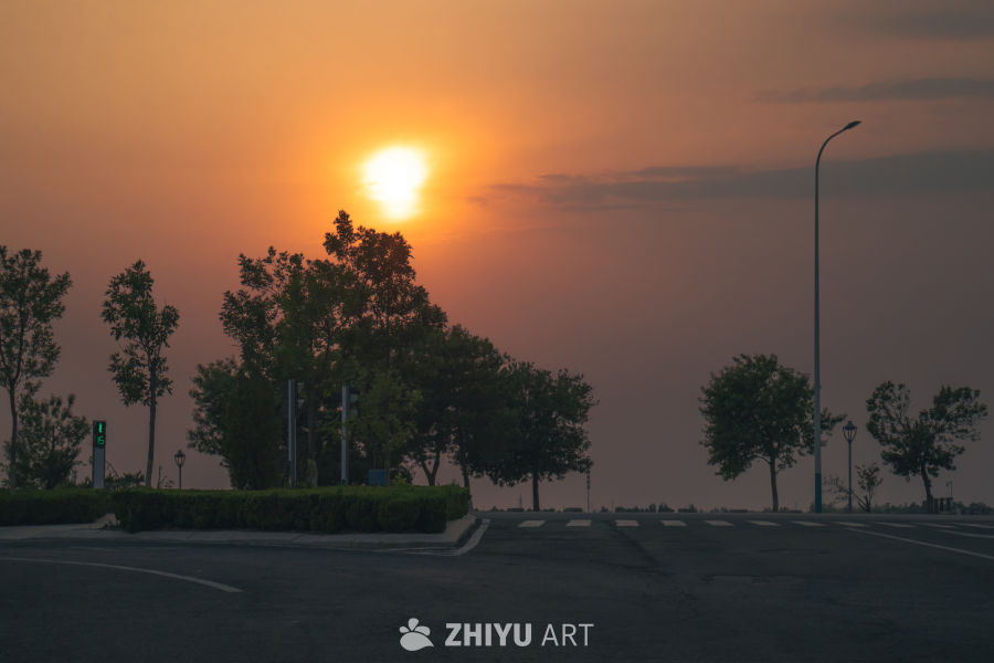 黄昏街道的日落美景