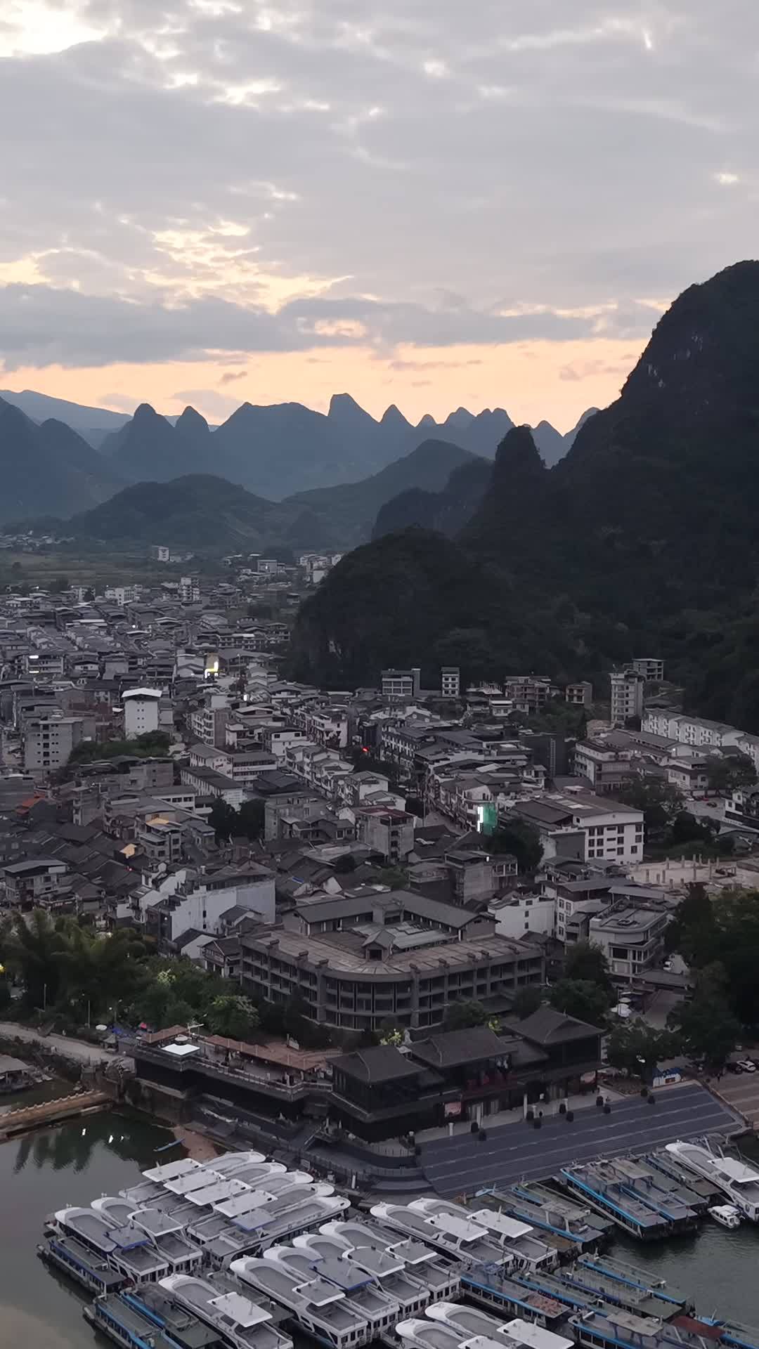小镇日落与山峦