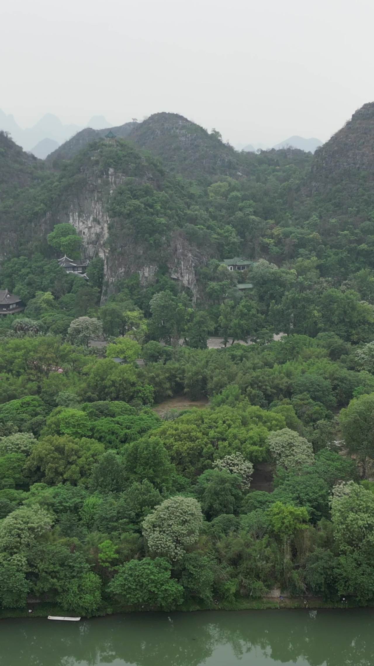 山水画卷：宁静的自然风光
