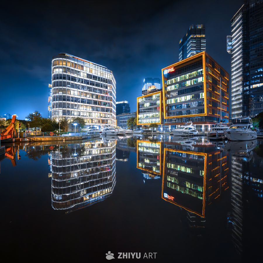 夜幕下的城市水岸风光