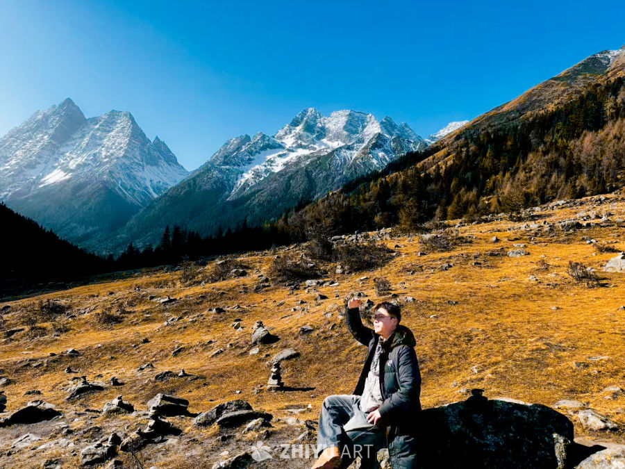 雪山草原上的惬意时光