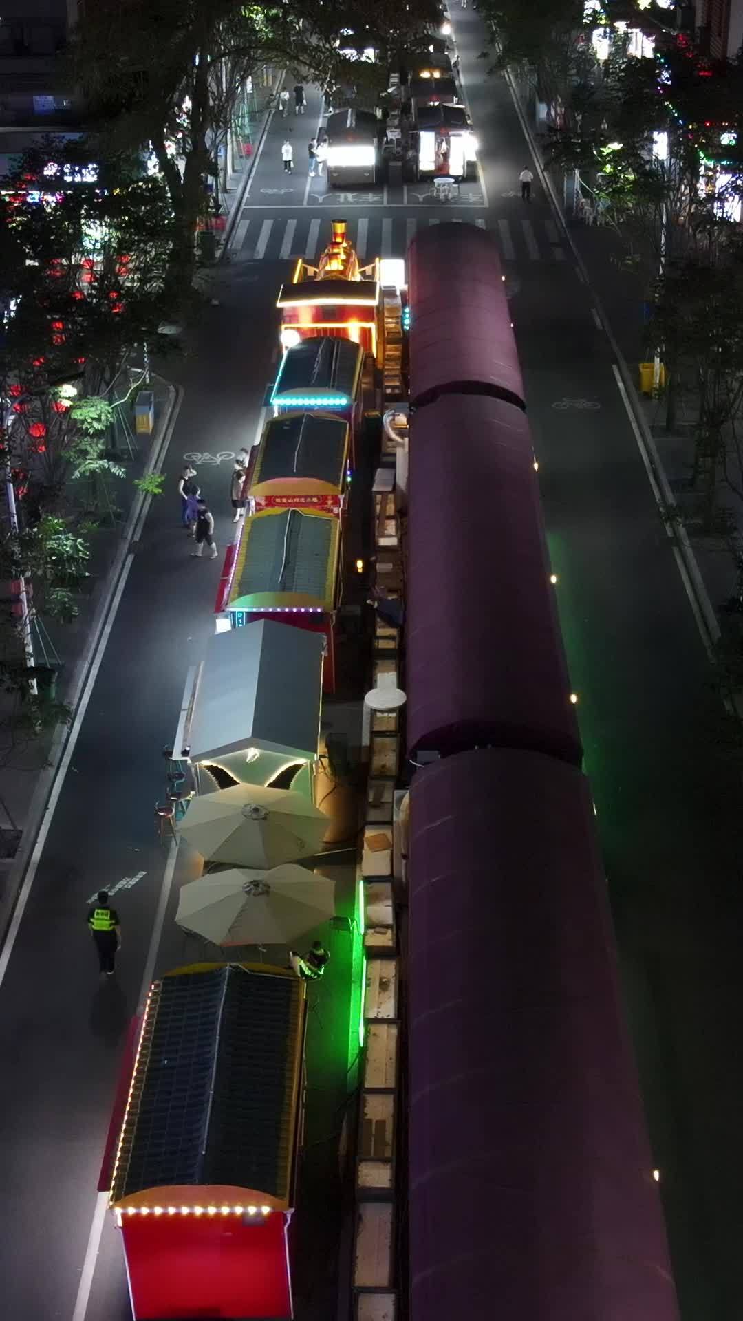 夜晚街头游行盛景