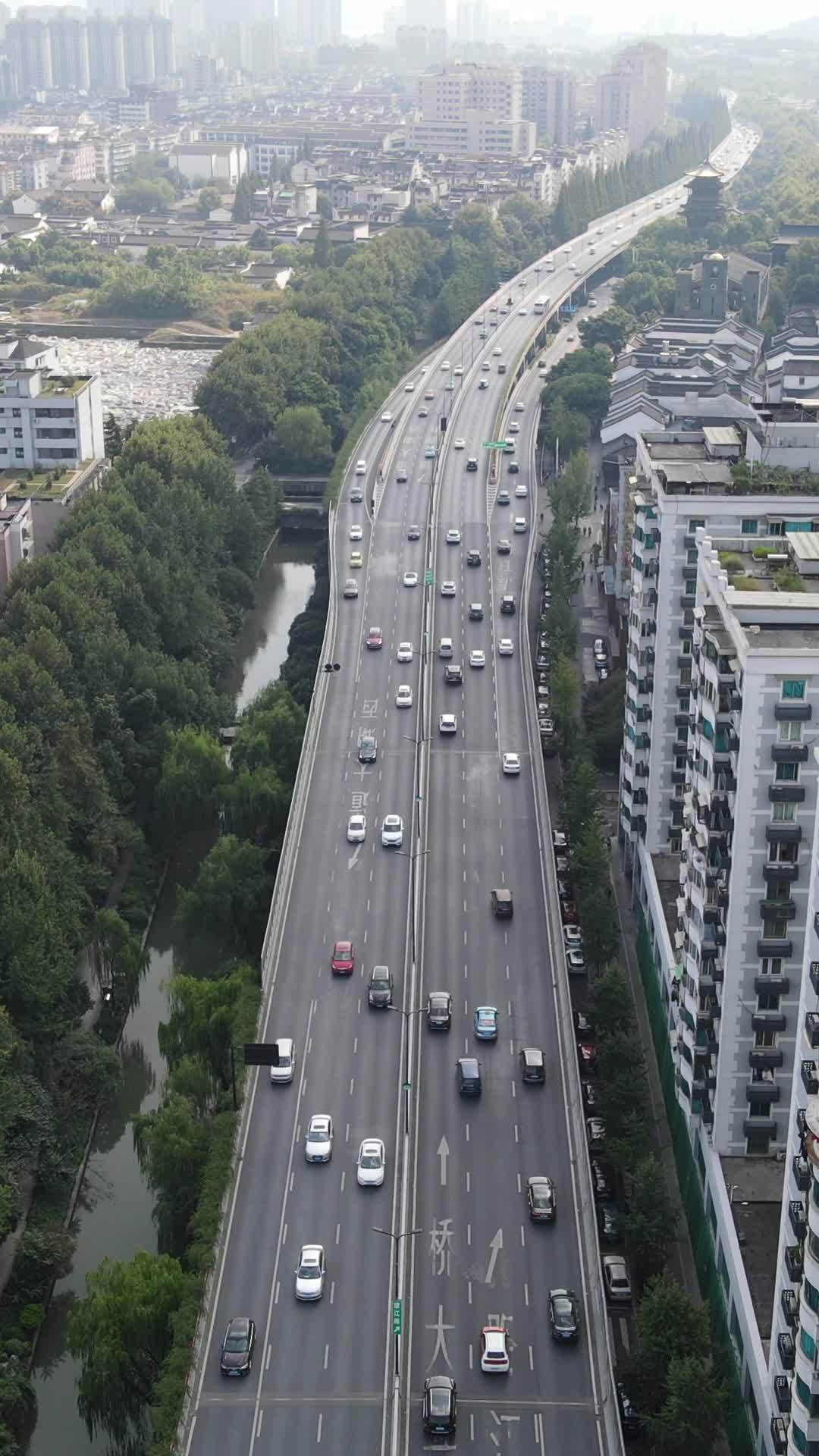 城市高速的繁忙景象